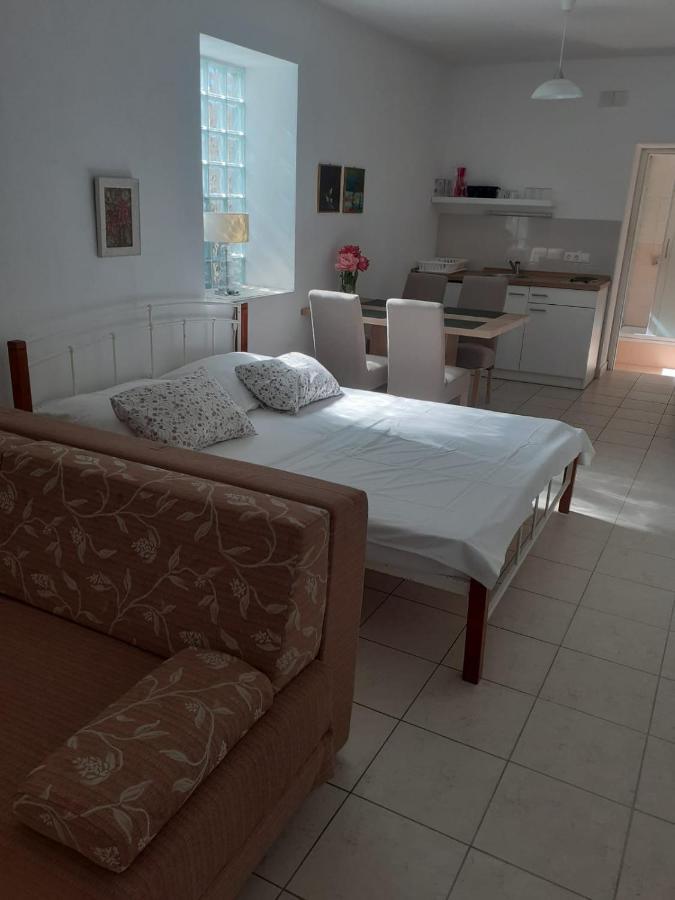 Sobe Zeneral Hotell Novalja Exteriör bild